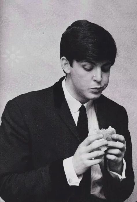 Mccartney eating Big Boy